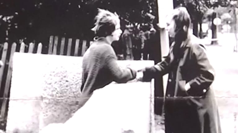 Zwei Mädchen an der Berliner Mauer: Das Foto der Schulfreundinnen Rosemarie Badaczewski und Kriemhild Meyer ist weltberühmt.