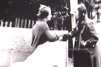 Zwei Mädchen an der Berliner Mauer: Das Foto der Schulfreundinnen Rosemarie Badaczewski und Kriemhild Meyer ist weltberühmt.