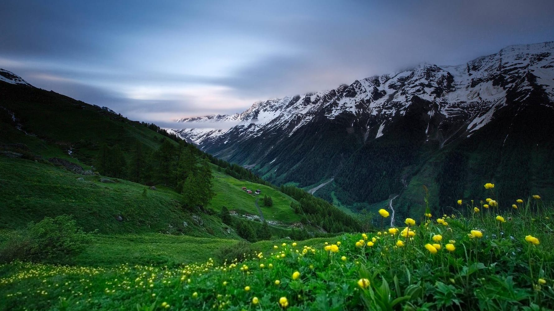 Eine wolkenverhangene Bergregion im Schweizer Kanton Wallis: Eine Schlammlawine hat ein Auto mit sich gerissen – die Insassen werden vermisst.