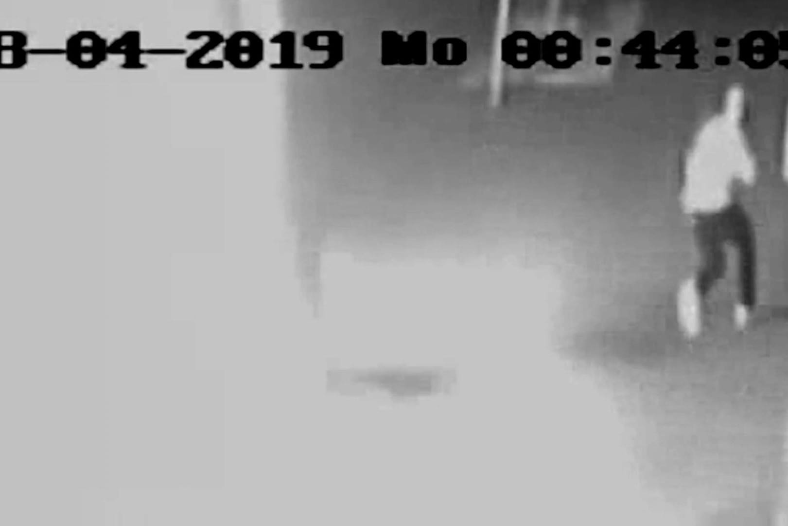 Bei der Tat gefilmt: Mit einer gewaltigen Stichflammen gerät das Auto in Brand, der Täter flüchtet vom Tatort.