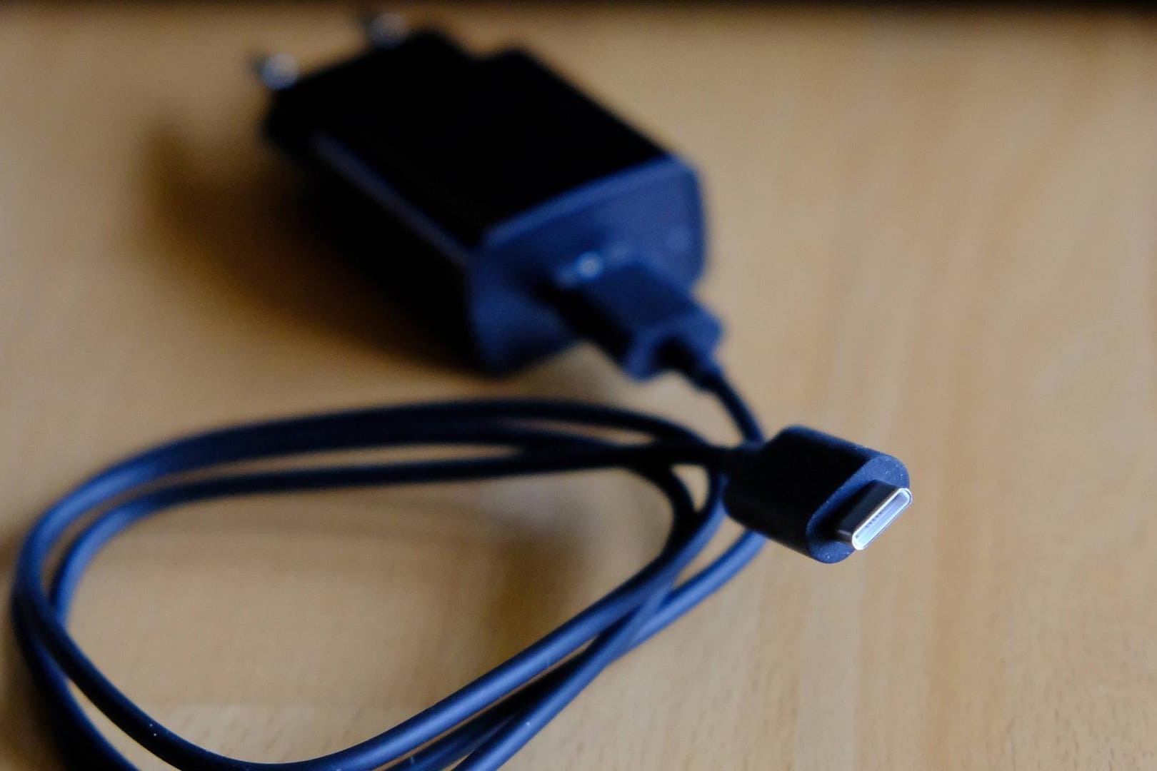 Ein USB-C-Kabel liegt aufgerollt auf einem Tisch: Mit dem neuen Standard können Geräte aufgeladen oder Daten übertragen werden.