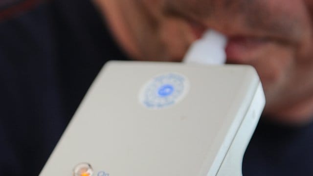 Ein Mann pustet in ein Promille-Messgerät (Symbolfoto): Die Polizei wunderte sich über mehrere betrunkene Menschen. Ein Mann pustet in ein Promille-Messgerät (Symbolfoto): Die Polizei wunderte sich über mehrere betrunkene Menschen.