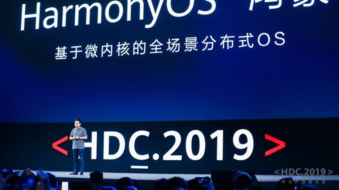 Richard Yu, CEO der Huawei Consumer Business Group, stellt bei einer Entwicklerkonferenz von Huawei sein Betriebssystem Harmony OS vor.