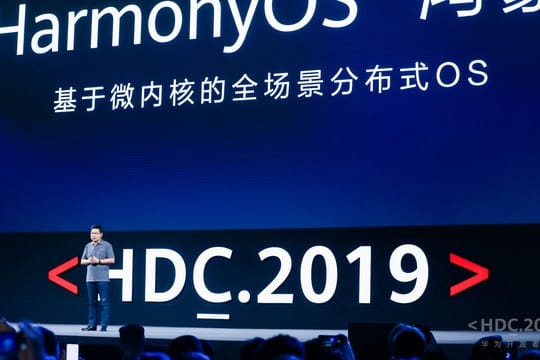 Richard Yu, CEO der Huawei Consumer Business Group, stellt bei einer Entwicklerkonferenz von Huawei sein Betriebssystem Harmony OS vor.