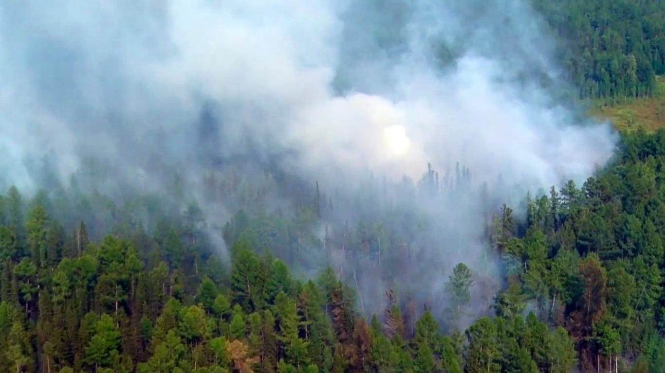 Waldbrände in Sibirien: Die Löscharbeiten zeigen zwar Erfolge, aber viel Land steht immer noch in Flammen.