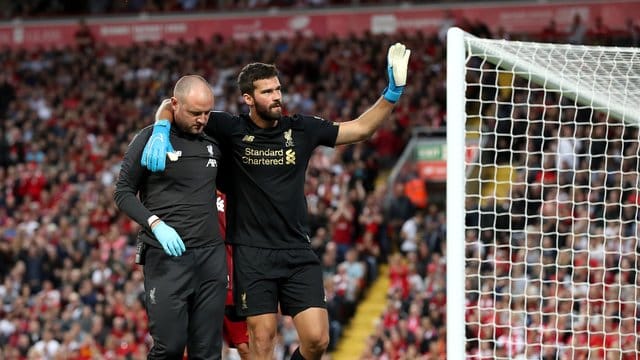 Vorzeitiges Aus: Liverpool-Keeper Alisson (r) humpelt vom Platz.