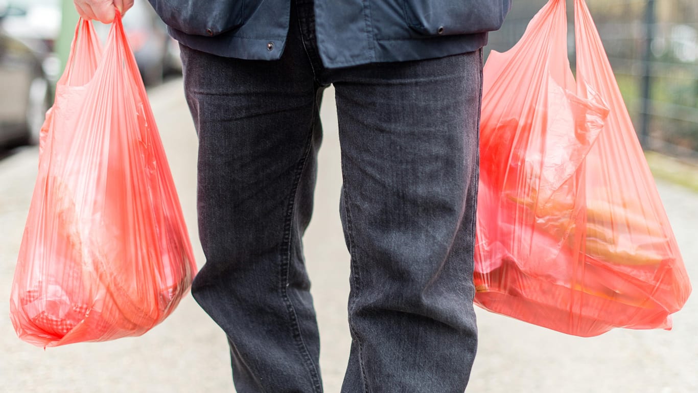 Einkäufe in Plastiktüten: Um das geplante Verbot ist schon zuvor eine Debatte entbrannt.