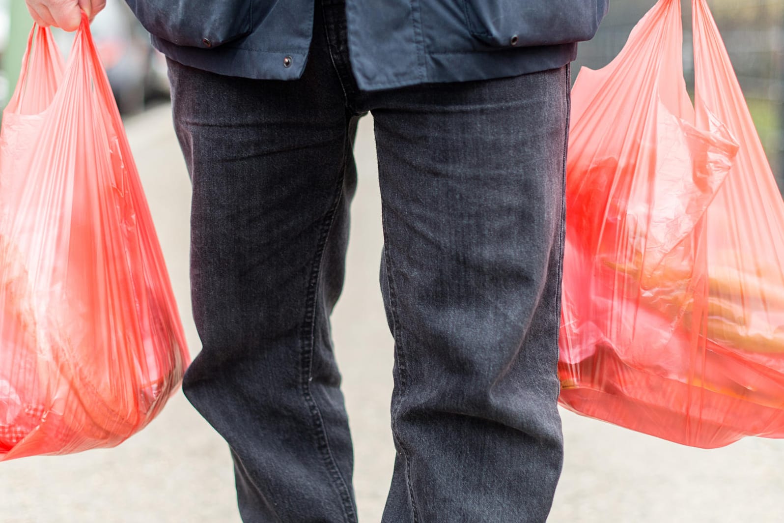 Einkäufe in Plastiktüten: Um das geplante Verbot ist schon zuvor eine Debatte entbrannt.