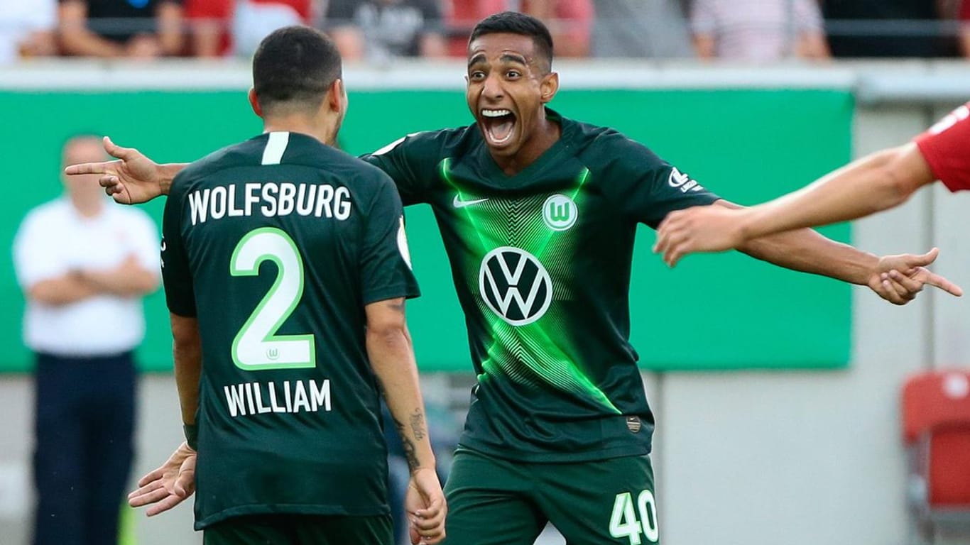 Die Wolfsburger William und Joao Felix jubeln über ein Tor: Trotzdem tat sich der VfL in Halle lange schwer.