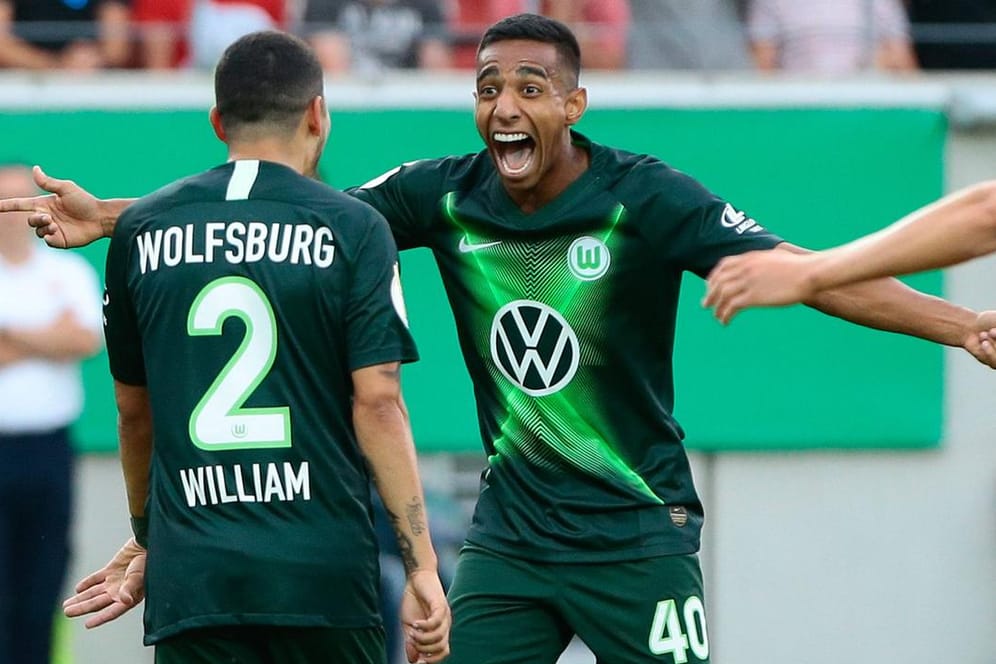 Die Wolfsburger William und Joao Felix jubeln über ein Tor: Trotzdem tat sich der VfL in Halle lange schwer.