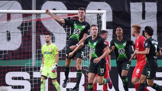 Halle-Keeper Kai Eisele (l-r) ist geschlagen, Wolfsburgs Robin Knoche feiert sein Tor zum 4:3. Halle-Keeper Kai Eisele (l-r) ist geschlagen, Wolfsburgs Robin Knoche feiert sein Tor zum 4:3.
