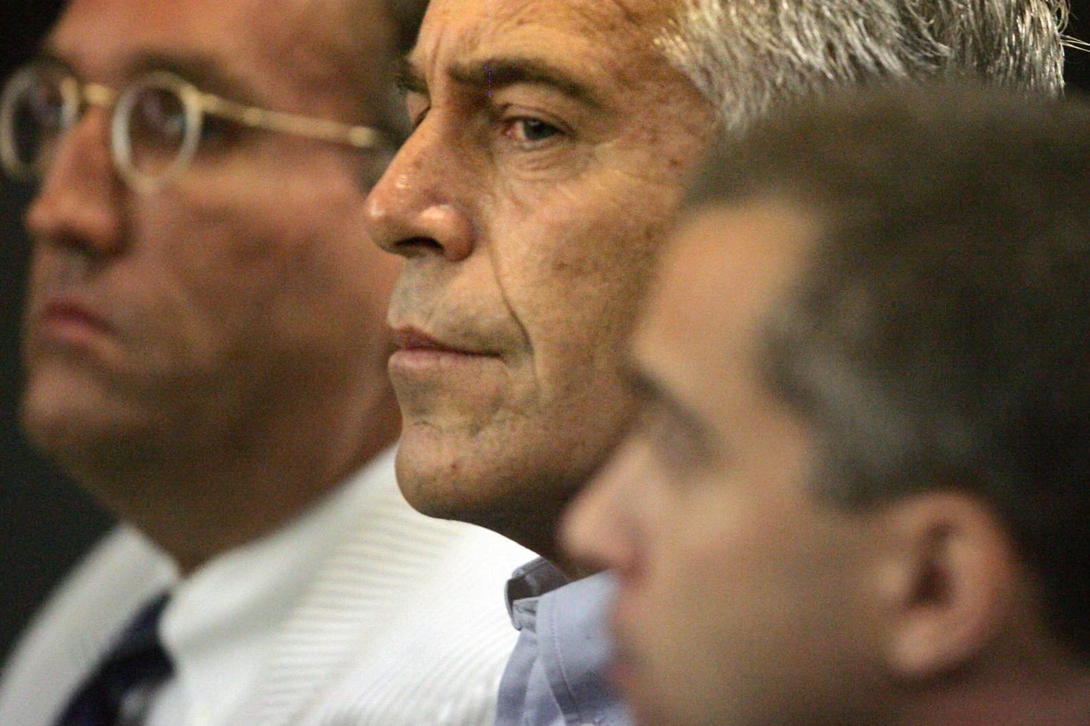 Jeffrey Epstein: Der Unternehmer soll immer wieder Minderjährige missbraucht haben – im Gefängnis starb er. Wie kam es dazu?