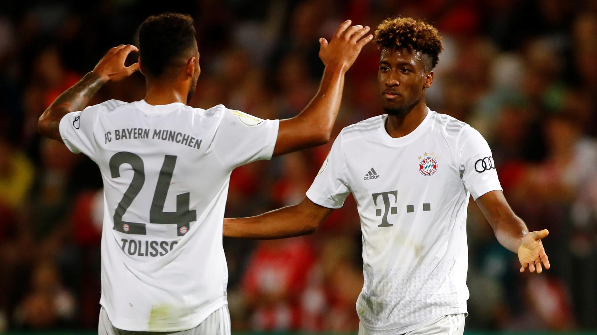 Corentin Tolisso (l.) jubelt mit Kingsley Coman über dessen Tor: Die Bayern setzten sich glanzlos in Cottbus durch.