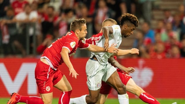 Torschütze und Vorbereiter beim Bayern-Sieg in Cottbus: Kingsley Coman (M). Torschütze und Vorbereiter beim Bayern-Sieg in Cottbus: Kingsley Coman (M).
