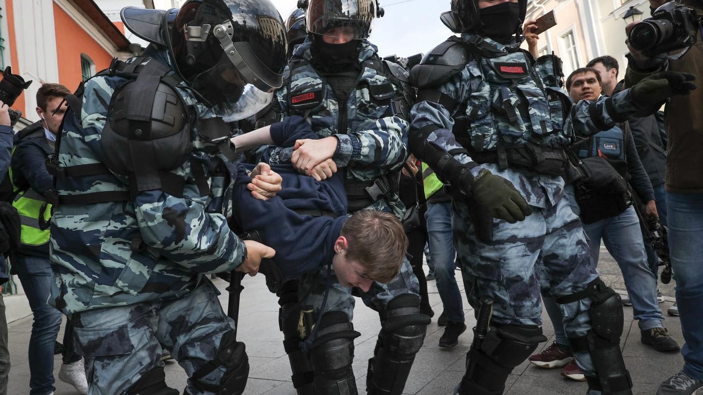 Demonstrationen in Moskau: Polizisten verhaften einen Demonstranten am Rande eines Protestes für faire und freie Wahlen.