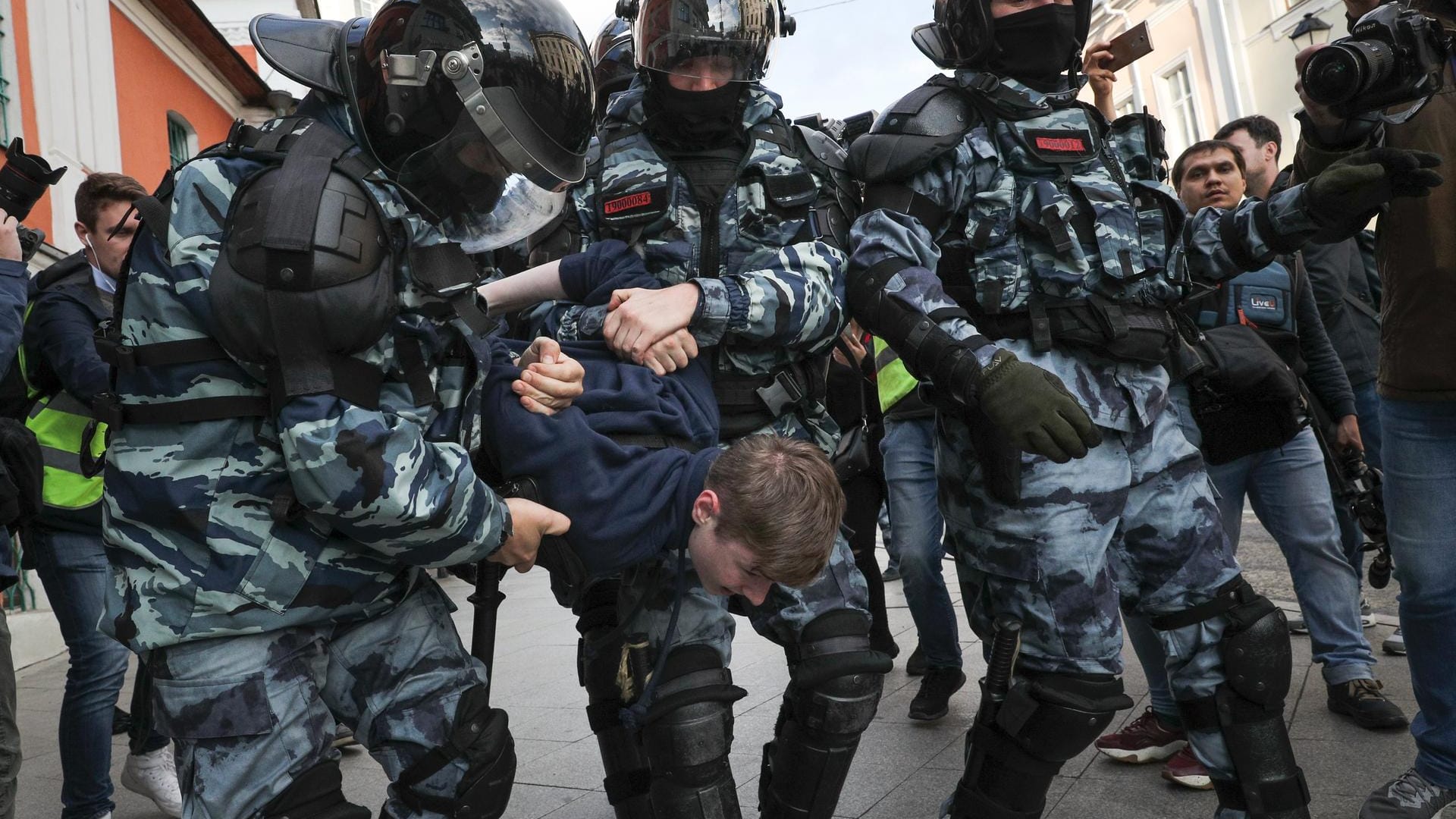 Demonstrationen in Moskau: Polizisten verhaften einen Demonstranten am Rande eines Protestes für faire und freie Wahlen. Demonstrationen in Moskau: Polizisten verhaften einen Demonstranten am Rande eines Protestes für faire und freie Wahlen.