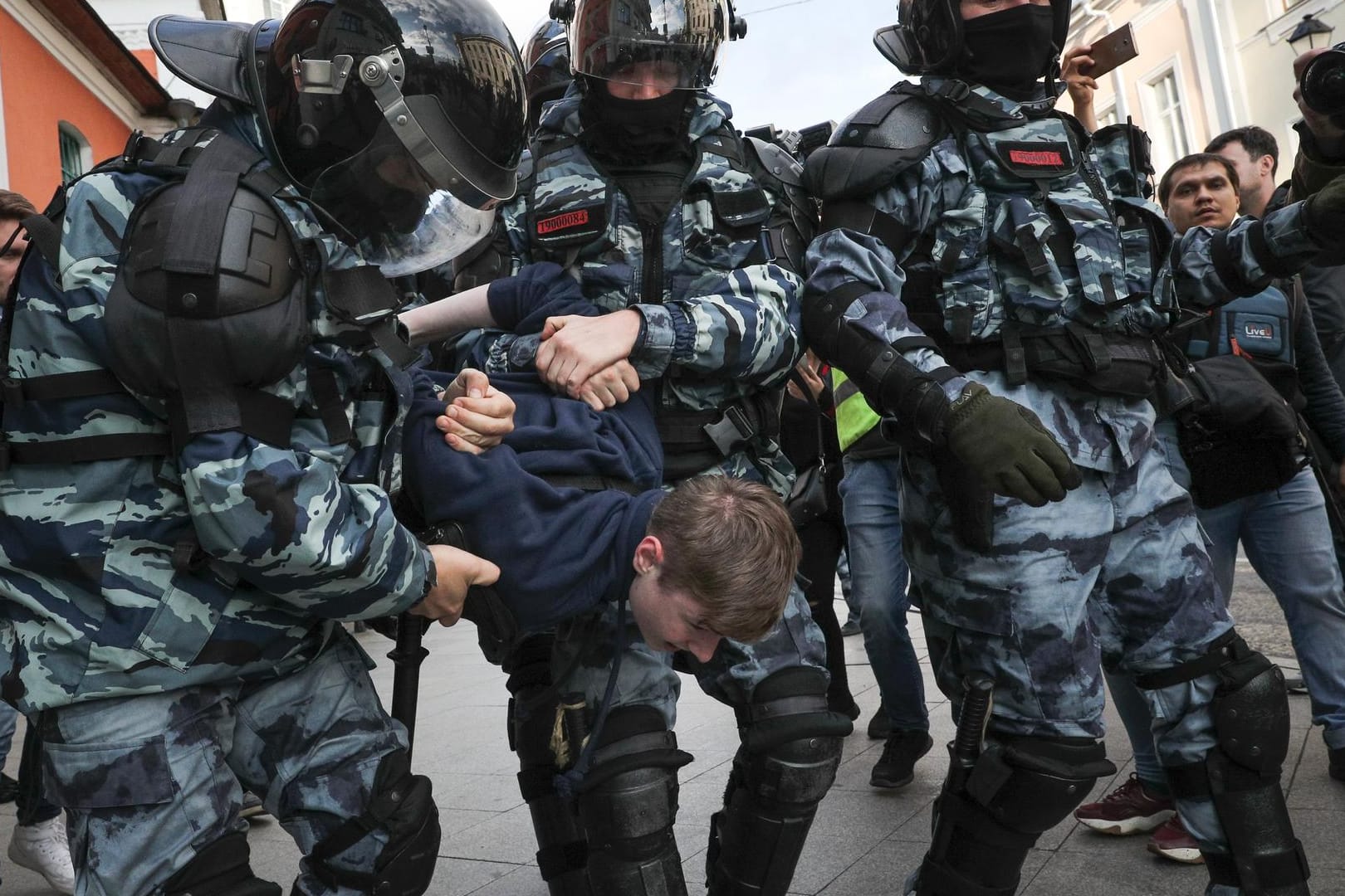 Demonstrationen in Moskau: Polizisten verhaften einen Demonstranten am Rande eines Protestes für faire und freie Wahlen.