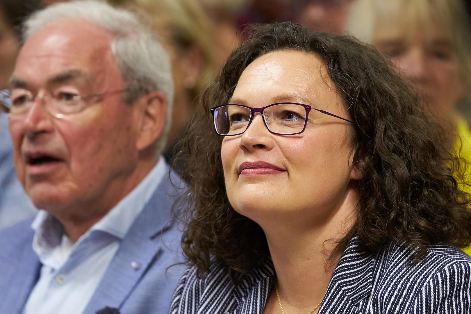 Andrea Nahles, ehemalige Vorsitzende der SPD, sitzt im Kloster Maria Laach neben dem ehemaligen rheinland-pfälzischen Finanzminister Gernot Mittler (SPD): Nahles sprach über das Thema "Die Gleichberechtigung von Mann und Frau laut Grundgesetz und im wahren Leben".