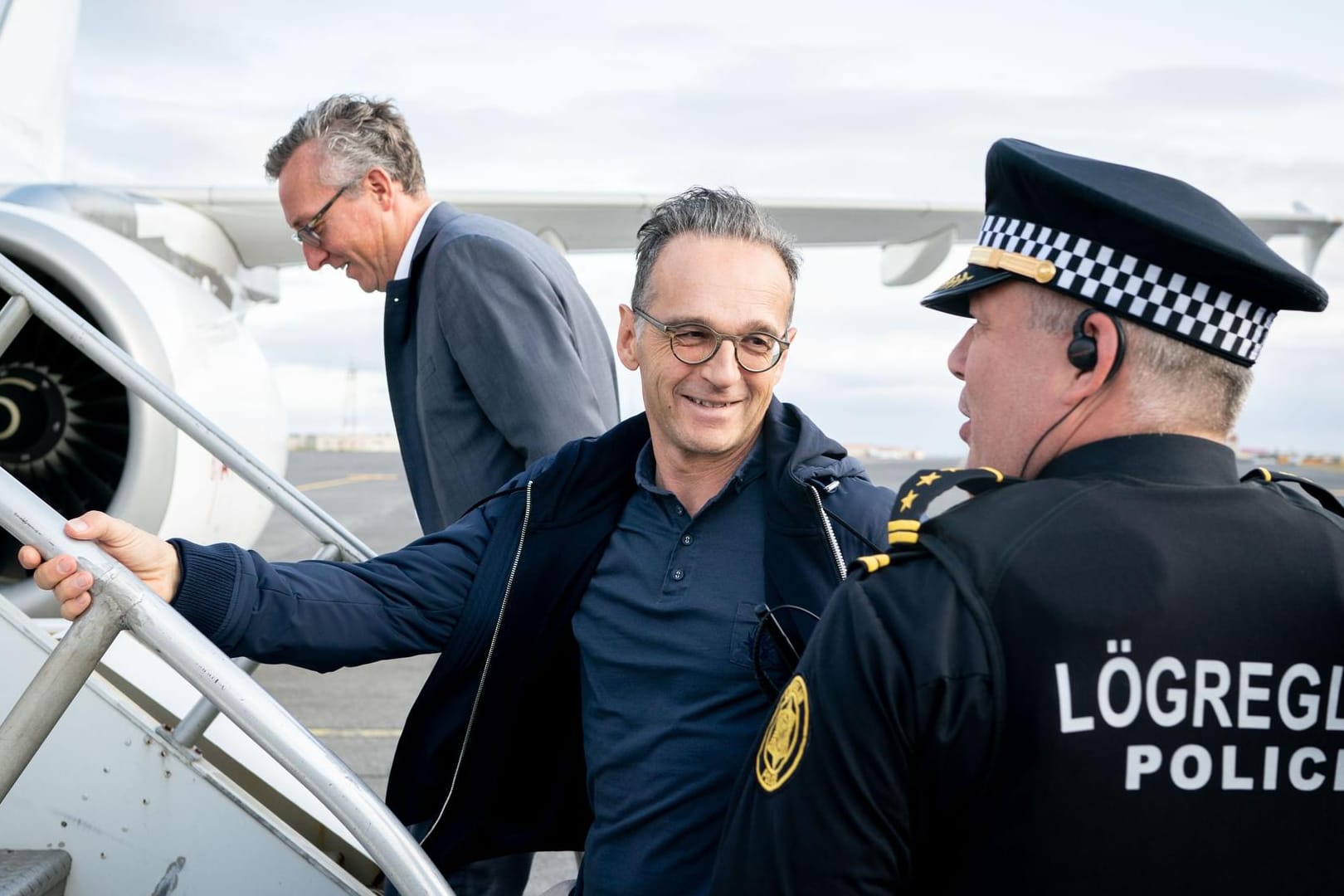 Heiko Maas (SPD), Außenminister von Deutschland, verabschiedet sich auf dem Internationalen Flughafen in Keflavik: Maas reist zuerst nach New York, dann weiter nach Toronto und weiter in den Norden von Kanada.