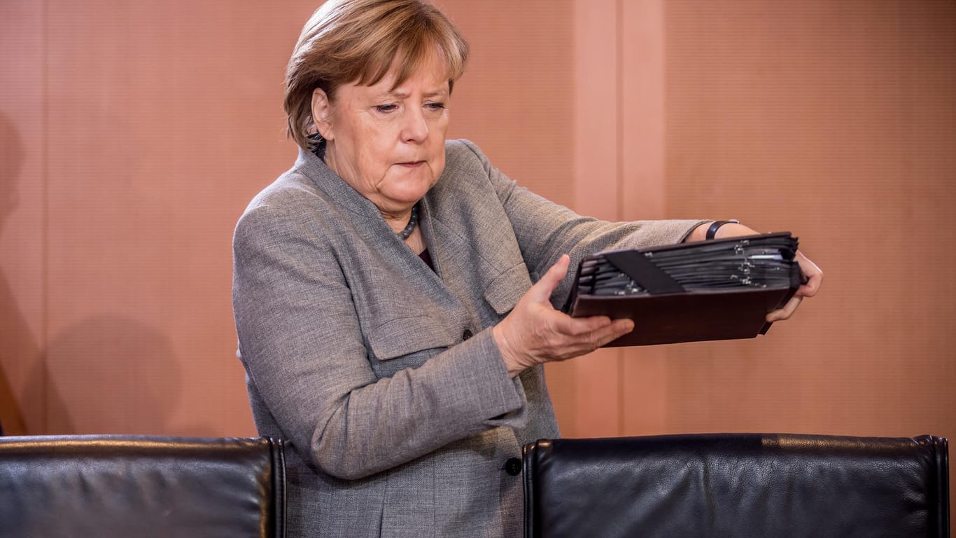 Angela Merkel am Kabinettstisch Archiv