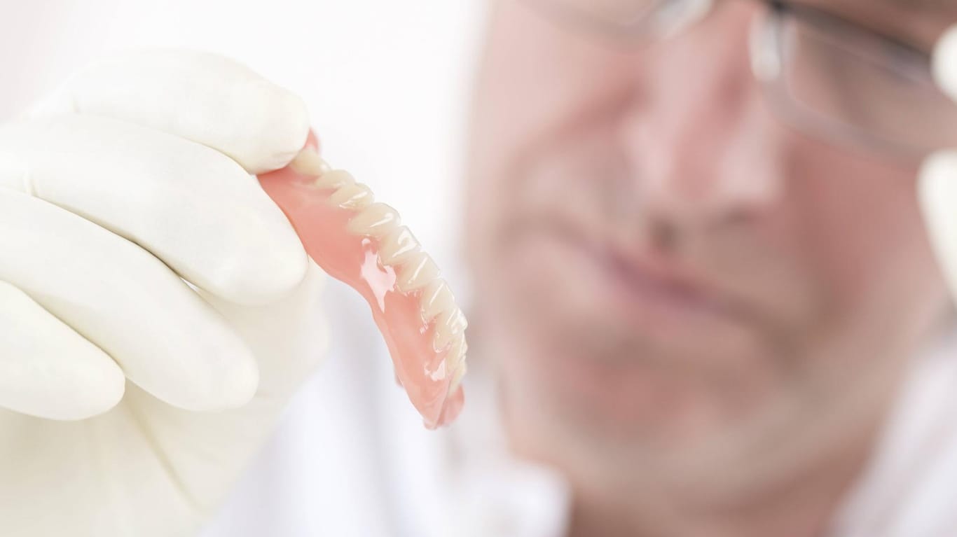 Zahnprothese: Ein Brite vergaß, seine Prothese vor einer OP an der Bauchdecke herauszunehmen – mit schweren Folgen