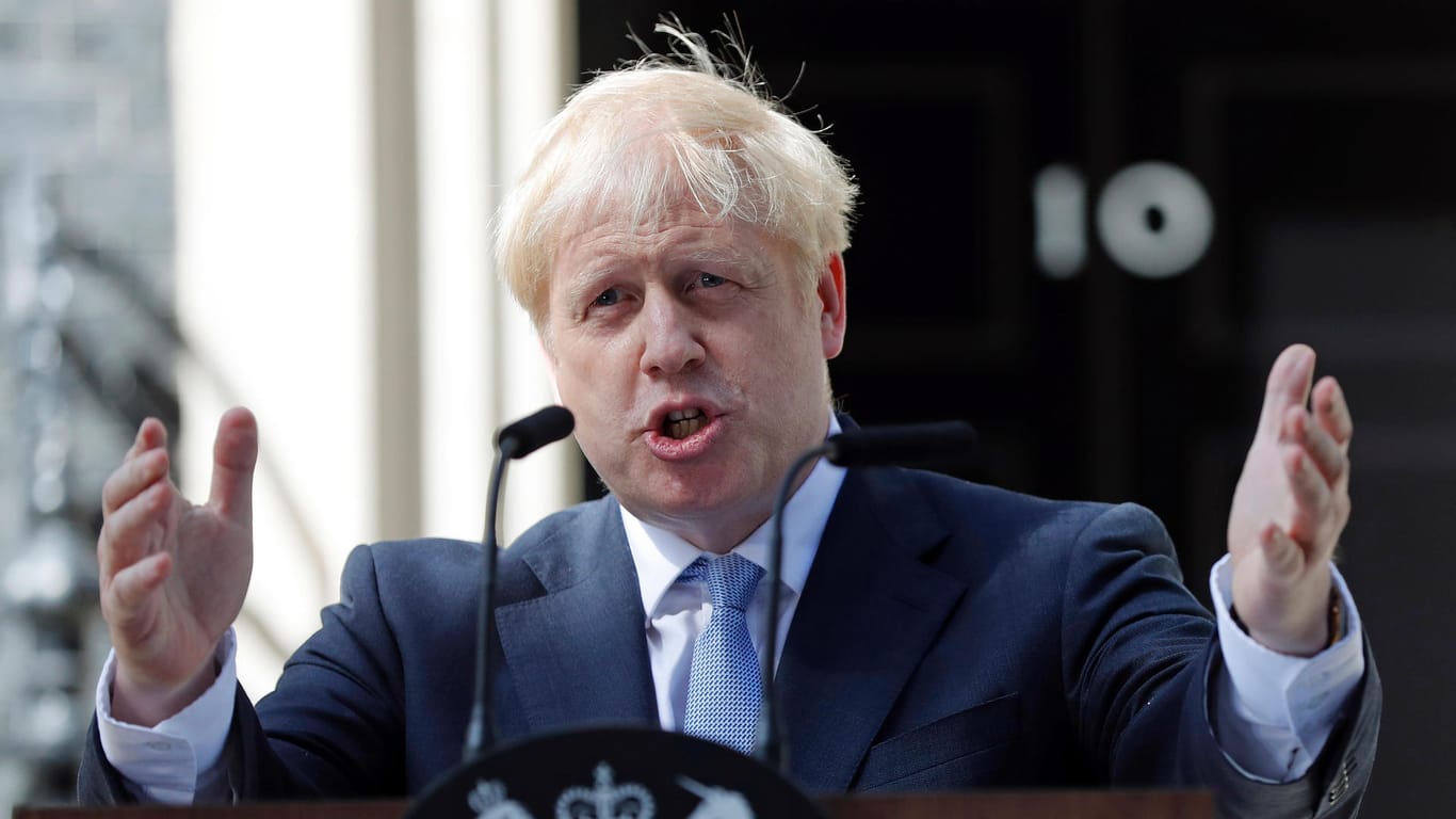 Boris Johnson vor seinem Amtssitz in der Downing Street: Eine knappe Mehrheit der Briten steht hinter seinem harten Brexit-Kurs.