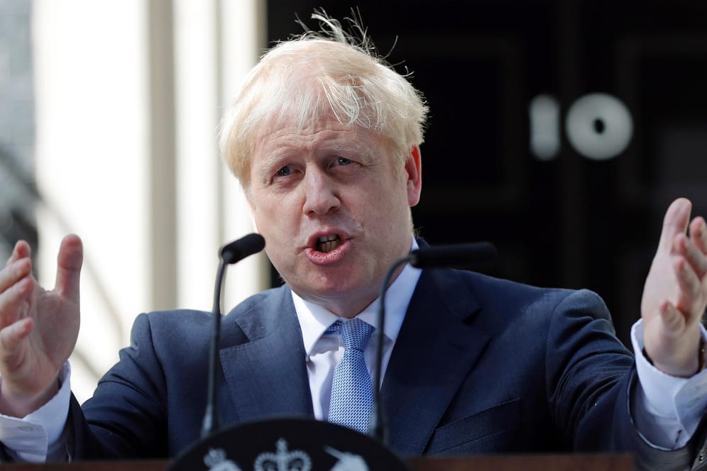 Boris Johnson vor seinem Amtssitz in der Downing Street: Eine knappe Mehrheit der Briten steht hinter seinem harten Brexit-Kurs.