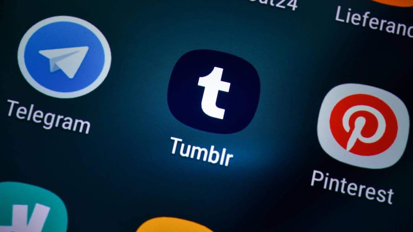 Ein Smartphone-Display zeigt die App der Blog-Plattform Tumblr: Das Unternehmen wird Teil des Wordpress-Imperiums.