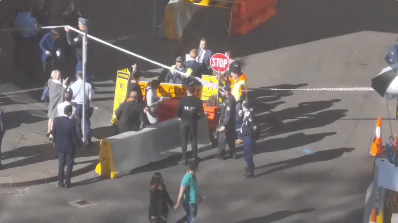 Polizei und Sicherheitskräfte am Tatort: Mitten in Sydney hat ein Mann auf eine Frau eingestochen.