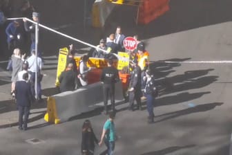 Polizei und Sicherheitskräfte am Tatort: Mitten in Sydney hat ein Mann auf eine Frau eingestochen.