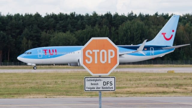 Boeing 737-800 der Tuifly: Der Reiseveranstalter will nicht mehr nur auf die Flugbranche setzen und sich neu ausrichten, um seinen Gewinn wieder steigern zu können.