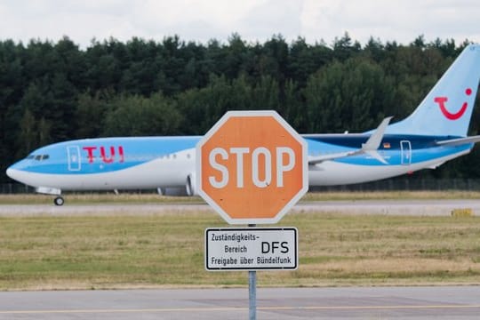 Boeing 737-800 der Tuifly: Der Reiseveranstalter will nicht mehr nur auf die Flugbranche setzen und sich neu ausrichten, um seinen Gewinn wieder steigern zu können.