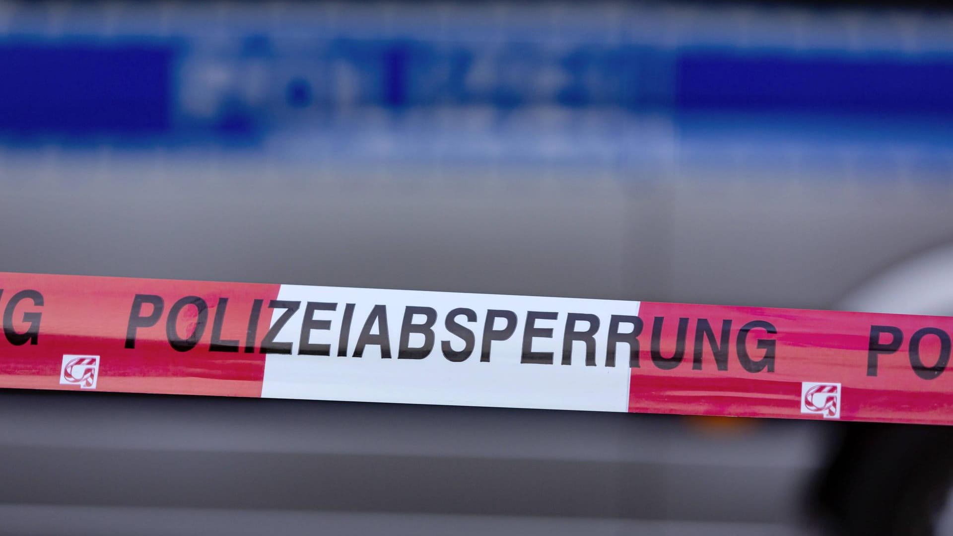 Polizeiabsperrung: In Hagen-Vorhalle hat sich am Montagabend ein schwerer Unfall ereignet.