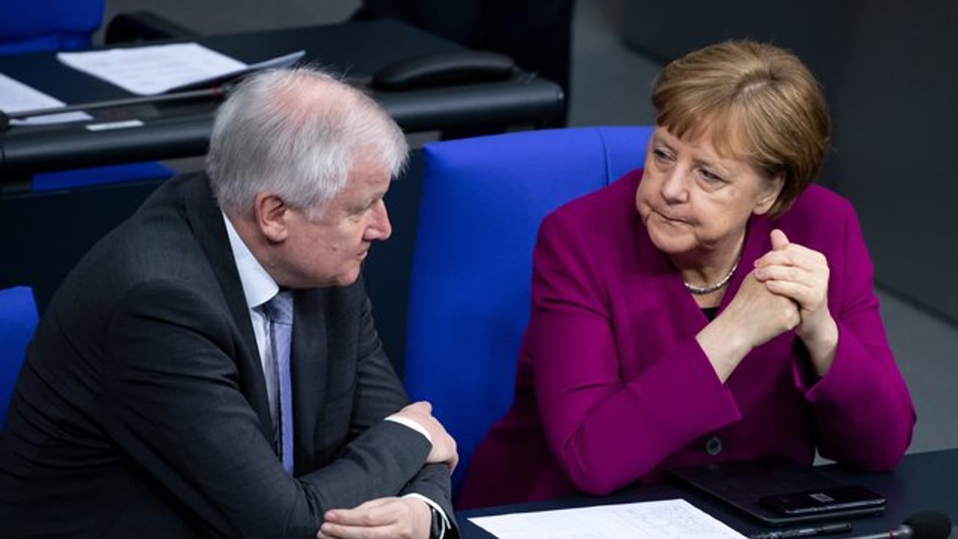 Bundeskanzlerin Angela Merkel im Bundestag während eines Gesprächs mit Innenminister Horst Seehofer.