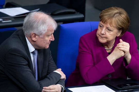 Bundeskanzlerin Angela Merkel im Bundestag während eines Gesprächs mit Innenminister Horst Seehofer.