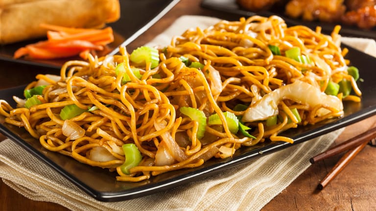 Gebratene Nudeln: In der asiatischen Küche werden Geschmacksverstärker häufig verwendet.