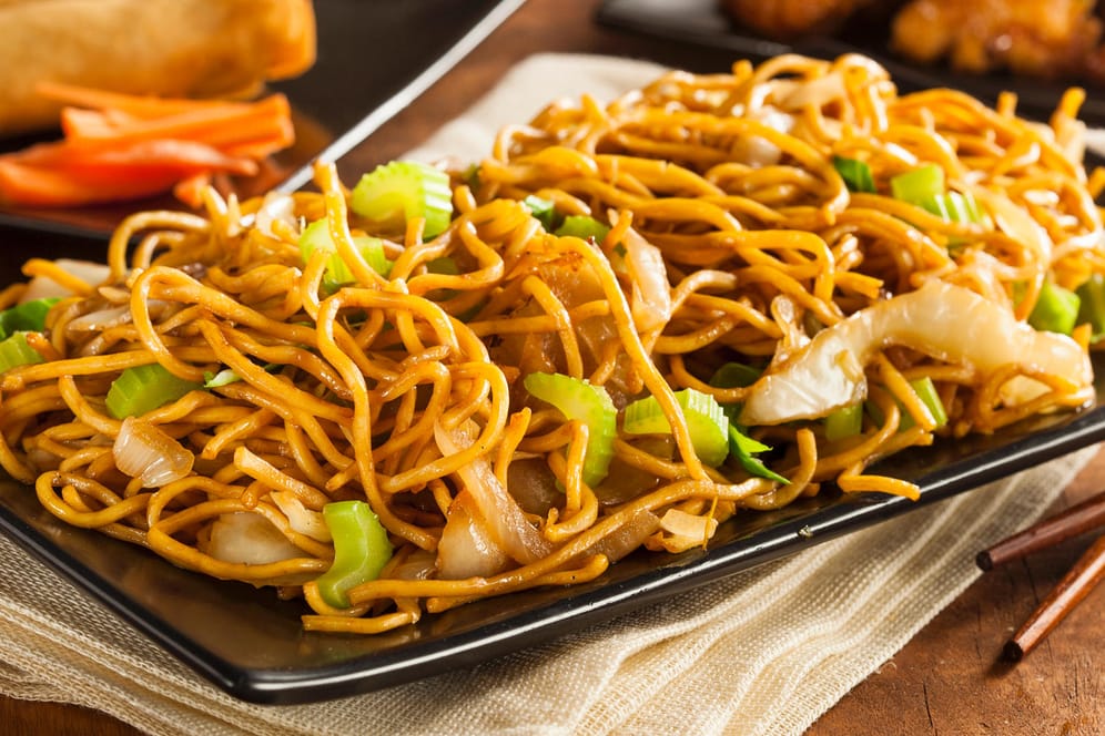 Gebratene Nudeln: In der asiatischen Küche werden Geschmacksverstärker häufig verwendet.
