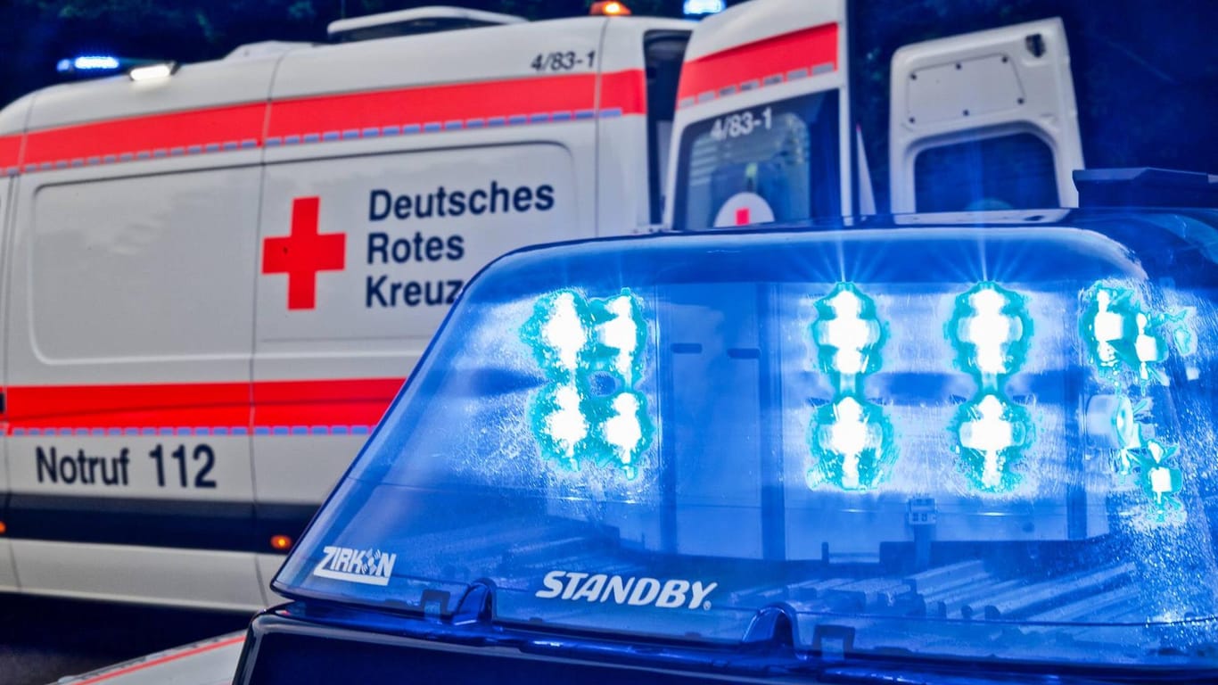 Blaulicht der Polizei vor einem Rettungswagen: In Karlsruhe wurde eine Radfahrerin schwer verletzt.