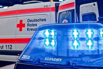 Blaulicht der Polizei vor einem Rettungswagen: In Karlsruhe wurde eine Radfahrerin schwer verletzt.