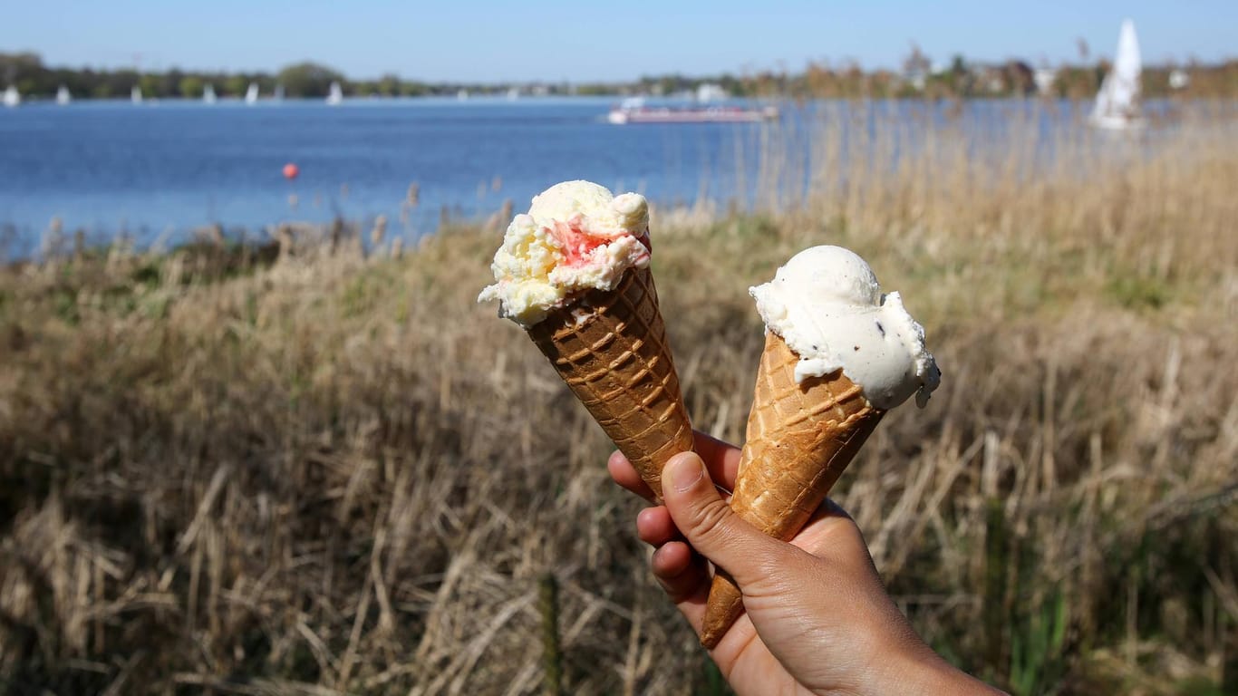 Eis essen im Sommer: Ende der Woche erwarten uns noch einmal sommerliche Temperaturen.