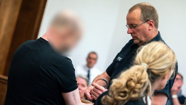 Der Angeklagte (l) wurde zu zehn Jahren und drei Monaten mit anschließender Sicherungsverwahrung verurteilt. Der Angeklagte (l) wurde zu zehn Jahren und drei Monaten mit anschließender Sicherungsverwahrung verurteilt.