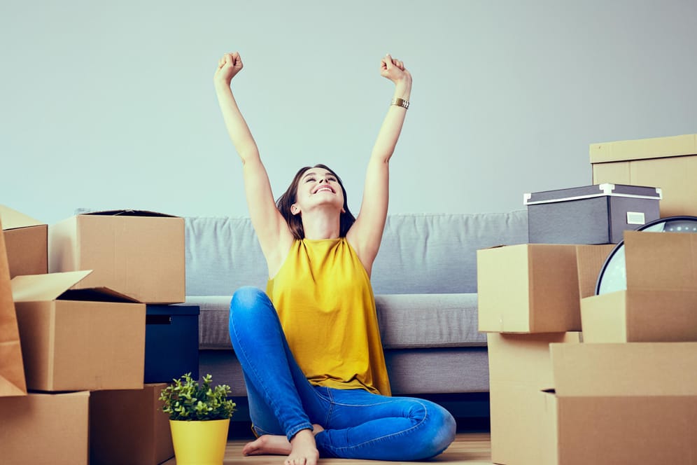 In der neuen Wohnung zwischen Umzugskartons: Welche Dinge Sie wirklich brauchen, zeigen wir hier.