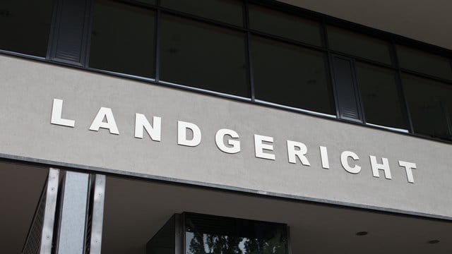 Blick auf den Schriftzug am Landgericht in Magebdurg.