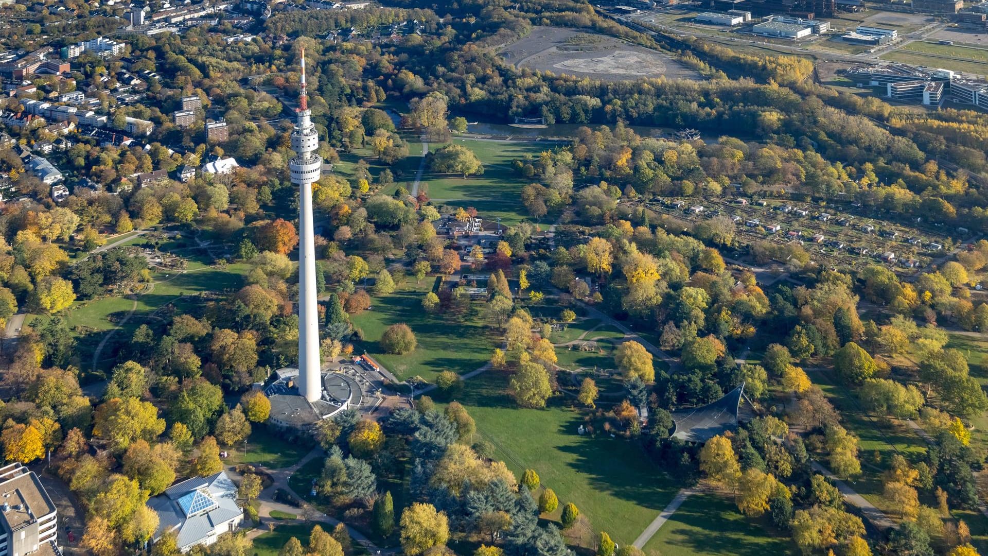 Westfalenpark mit Fernsehturm von oben: Die Parkanlage ist die größte Dortmunds.