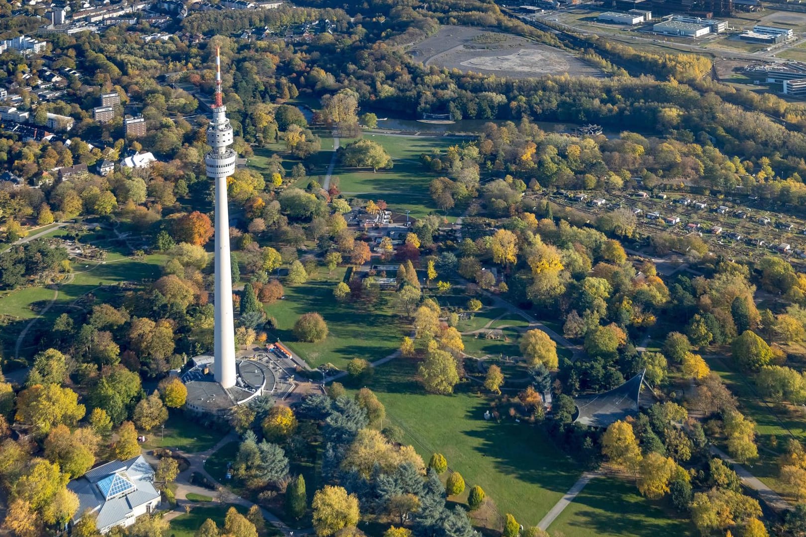 Westfalenpark mit Fernsehturm von oben: Die Parkanlage ist die größte Dortmunds.