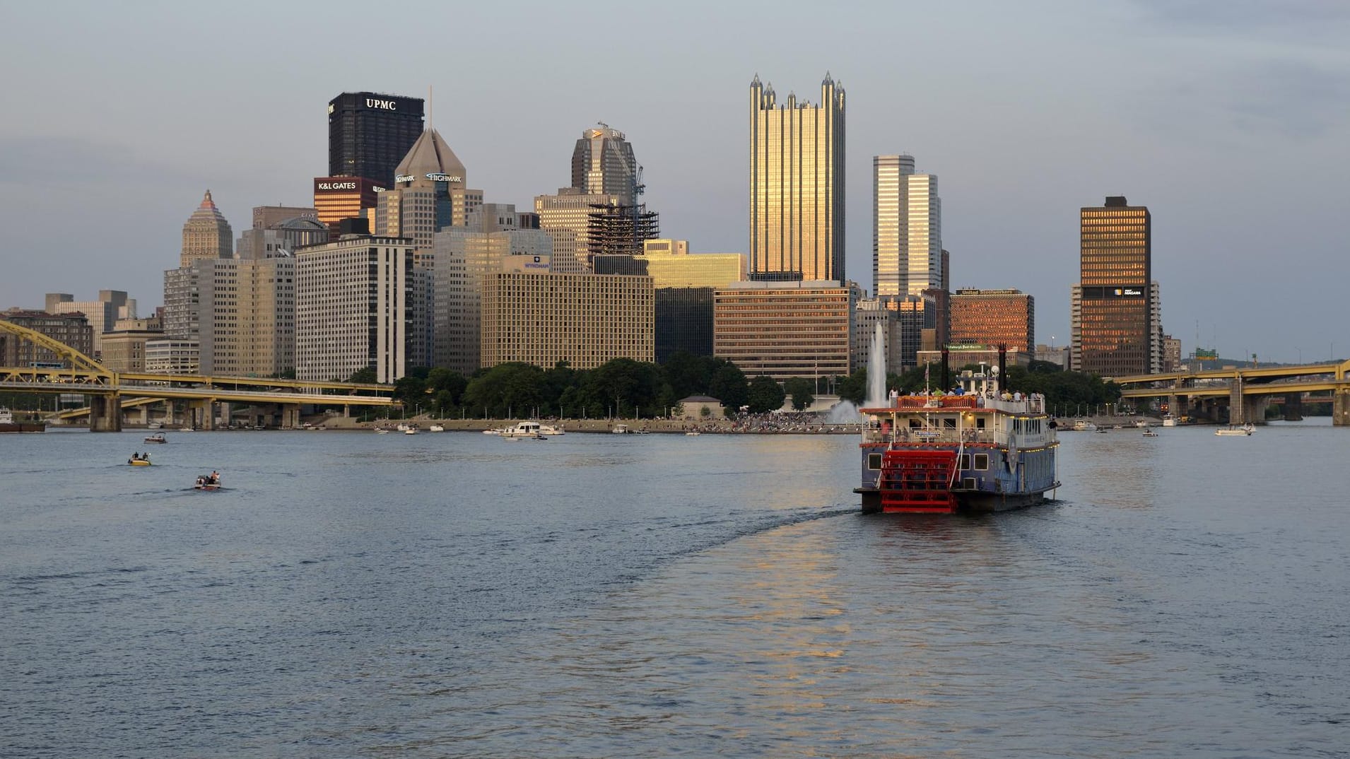 Blick auf Pittsburgh: In der US-amerikanischen Stadt haben Rob und Steve gleich sechs Kinder adoptiert.