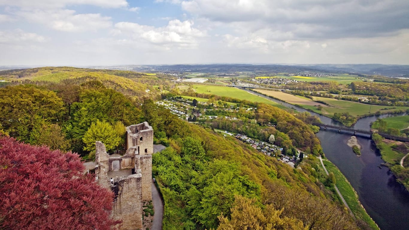 Burg Hohensyburg mit Lennemündung: Die ehemalige Höhenburg in Dortmund ist besonders beliebt bei Touristen.