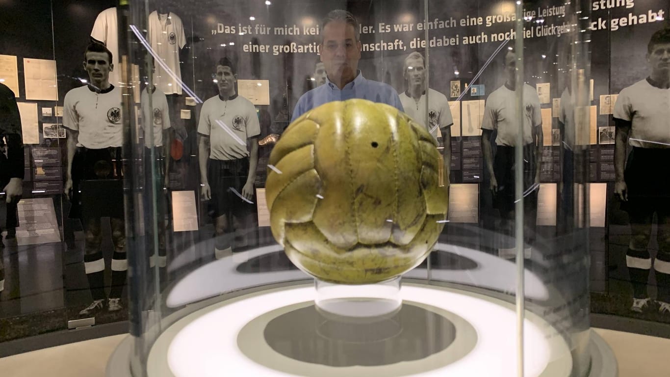 Spielball vom Wunder von Bern: Im Deutschen Fußballmuseum in Dortmund sind so einige Meilensteine der deutschen Fußballgeschichte zu bewundern.