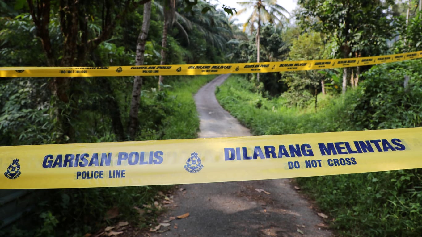 Absperrband der Polizei am Eingang zum "Dusun Resort": Das verschwundene Mädchen machte mit ihren Eltern Urlaub im bergigen Hinterland von Kuala Lumpur.