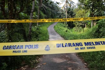 Absperrband der Polizei am Eingang zum "Dusun Resort": Das verschwundene Mädchen machte mit ihren Eltern Urlaub im bergigen Hinterland von Kuala Lumpur.